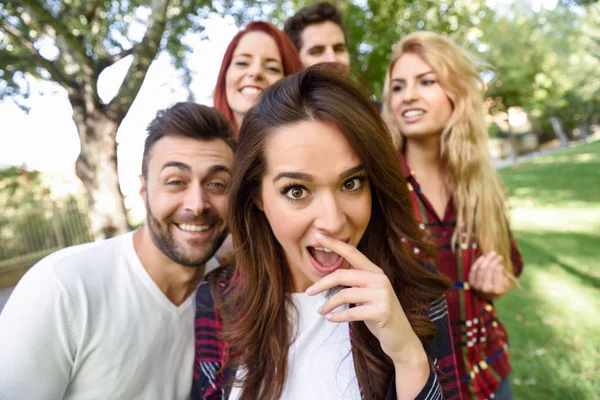 Groupe d'amis prenant selfie en fond urbain — Photo