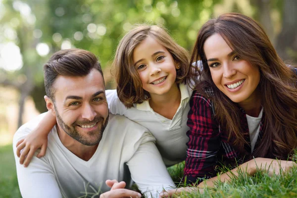 Mutlu genç aile kentsel bir parkta