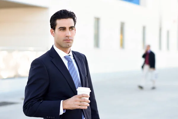 Uomo d'affari che beve caffè per andare con una tazza da asporto — Foto Stock