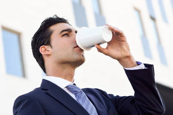 Empresario bebiendo café para llevar con una taza para llevar — Foto de Stock