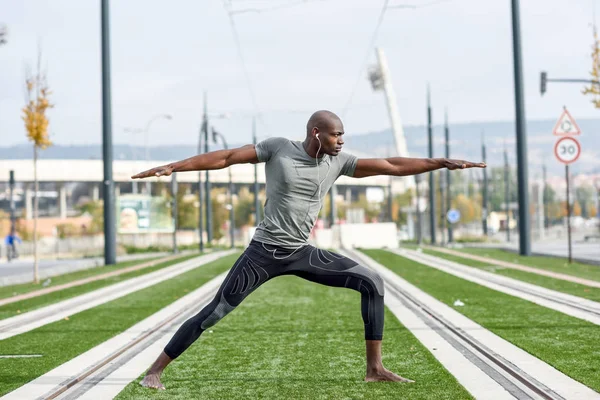 Schwarzer praktiziert Yoga im städtischen Hintergrund — Stockfoto