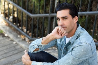 çekici genç yakışıklı adam, kentsel backgro moda model