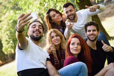 Selfie kentsel arka planda alarak arkadaş grubu