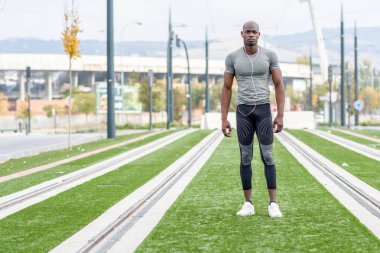 Kentsel arka planda çalışan çekici siyah adam