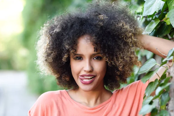 Mujer negra con lengua en un parque urbano — Foto de Stock