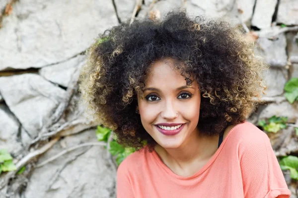 Černoška s afro účes stojící v městském parku — Stock fotografie