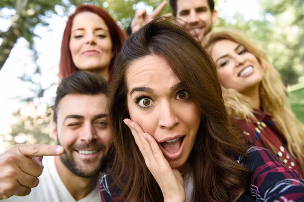 Group of friends taking selfie in urban background — Stock Photo, Image