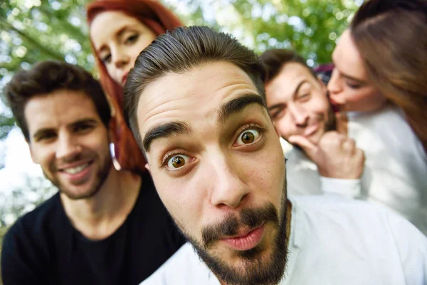 도시 배경에서 selfie를 복용 하는 친구의 그룹 — 스톡 사진