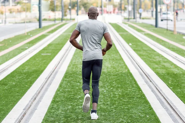 Attraktiver schwarzer Mann läuft im urbanen Hintergrund — Stockfoto