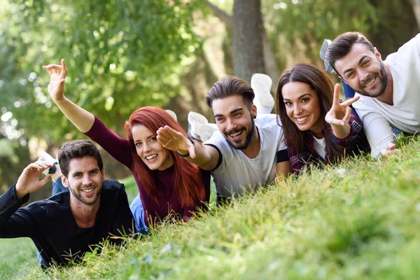 Gruppe junger Menschen zusammen im Freien im urbanen Hintergrund — Stockfoto