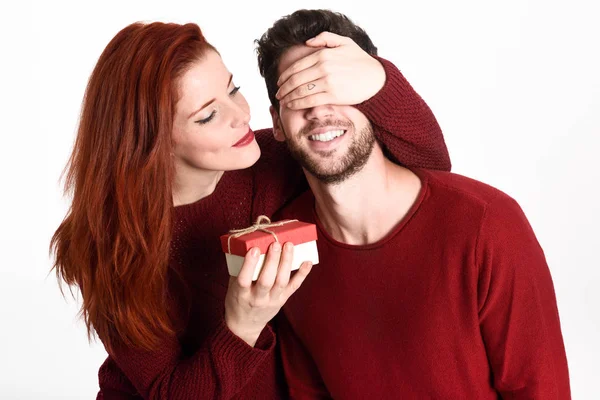 Joven mujer dando un regalo a su hombre — Foto de Stock