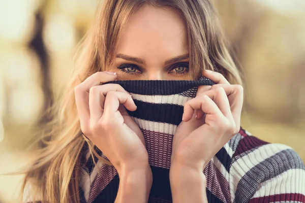 Retrato de cerca de una joven rubia con ojos azules — Foto de Stock