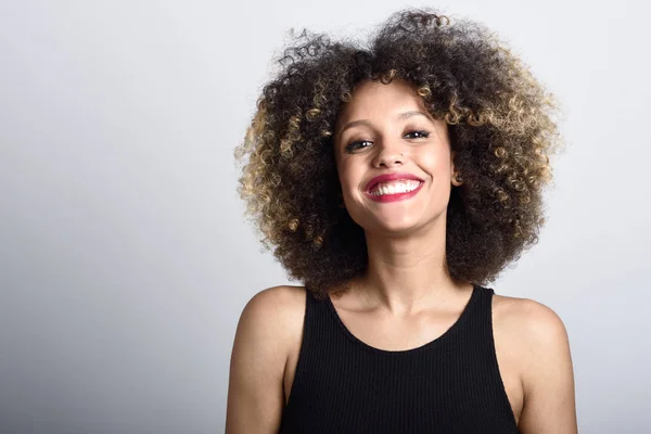 Fiatal fekete nő, afro frizura mosolyogva — Stock Fotó