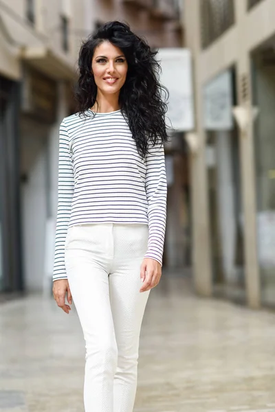 Mulher, modelo de moda, vestindo roupas casuais sorrindo — Fotografia de Stock