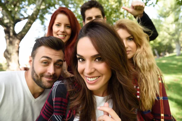 Baráti társaság vesz selfie városi háttér — Stock Fotó
