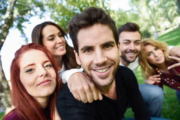 Grupo de amigos tirando selfie em fundo urbano — Fotografia de Stock