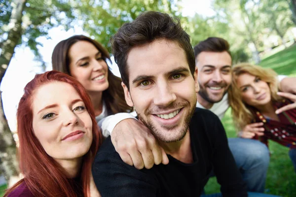 Grupo de amigos tomando selfie en el fondo urbano — Foto de Stock