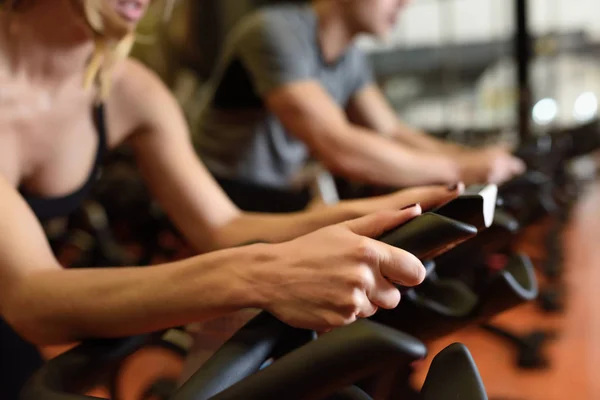 Couple in a spinning class wearing sportswear. — Stock Photo, Image