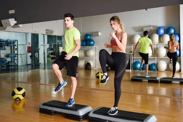 Zwei Personen trainieren mit Steppschuhen im Fitnessstudio. — Stockfoto