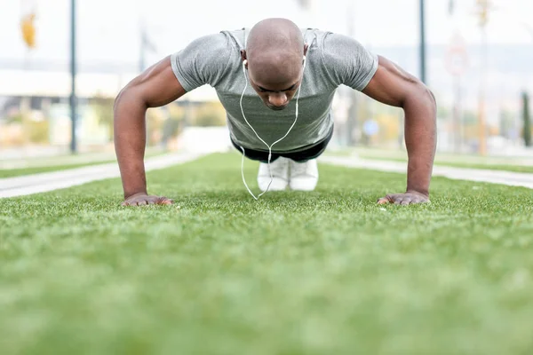 Czarny fitness mężczyzna wykonując push up w wielkomiejskim — Zdjęcie stockowe