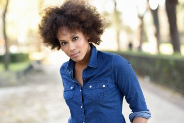 Kentsel backgrou afro saç modeli ayakta olan siyah kadın