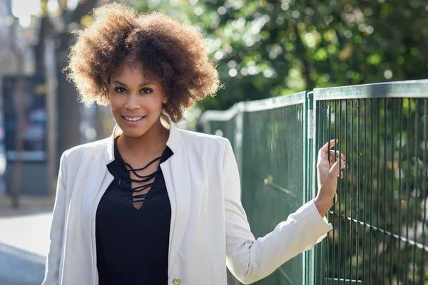 Giovane donna nera con acconciatura afro in piedi in backgrou urbano — Foto Stock