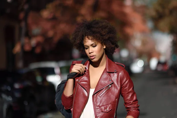 Jovem mulher negra com penteado afro em pé no backgrou urbano — Fotografia de Stock