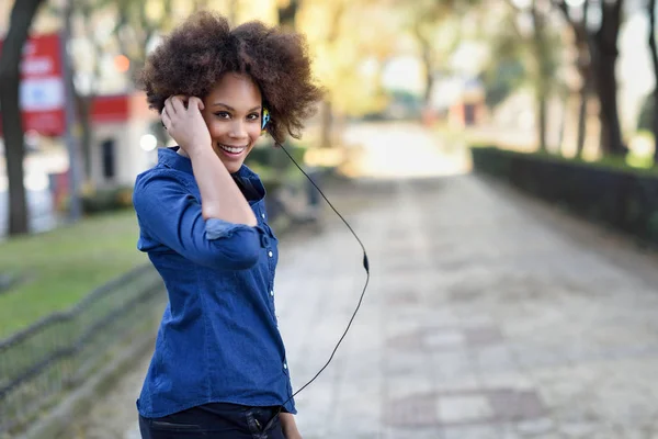 Jonge zwarte vrouw met afro kapsel staande in stedelijke CHTERGRO — Stockfoto