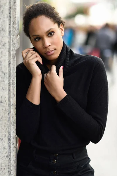 Junge schwarze Frau mit Afro-Frisur steht in urbaner Umgebung — Stockfoto