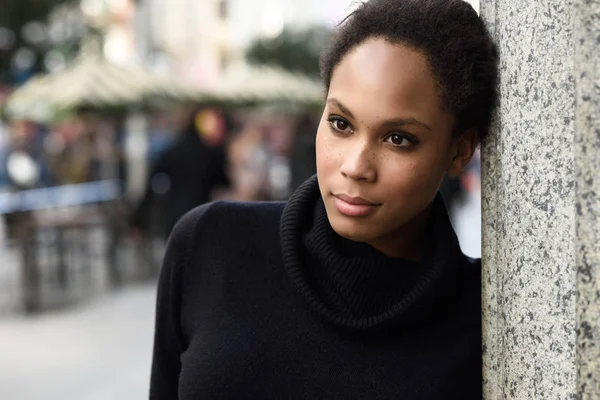 Jonge zwarte vrouw met afro kapsel staande in stedelijke CHTERGRO — Stockfoto