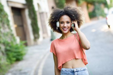 Genç kadın kentsel parkta gülümseyen afro saç modeli ile siyah