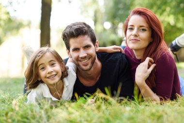 Mutlu genç aile kentsel bir parkta