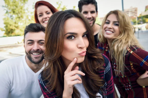 Groep vrienden selfie te nemen in de stedelijke achtergrond — Stockfoto