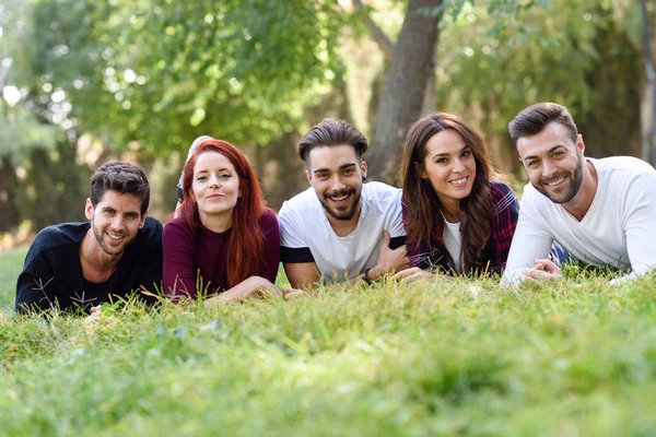 Grupo de jóvenes juntos al aire libre en el entorno urbano — Foto de Stock