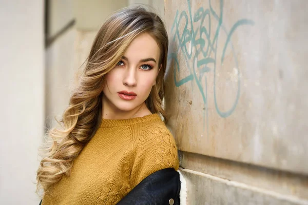 Mooie blonde Russische vrouw in de stedelijke achtergrond — Stockfoto