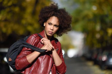 Kentsel backgrou afro saç modeli ayakta olan siyah kadın
