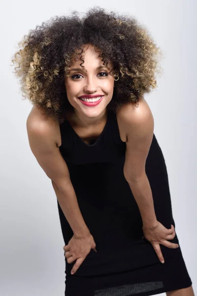 Ung svart kvinna med afro frisyr leende — Stockfoto