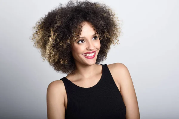 Ung svart kvinna med afro frisyr leende — Stockfoto