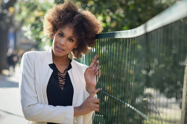 都市れたらにアフロの髪型立って若い黒人女性 — ストック写真