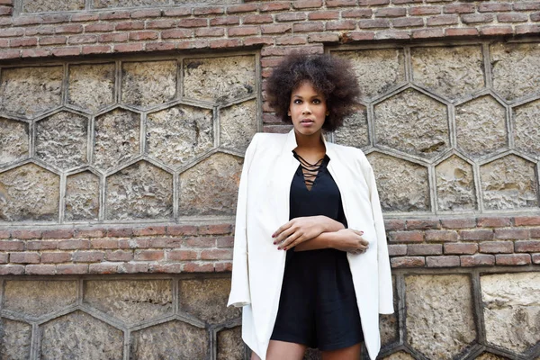 Young black woman with afro hairstyle standing in urban backgrou — Stock Photo, Image