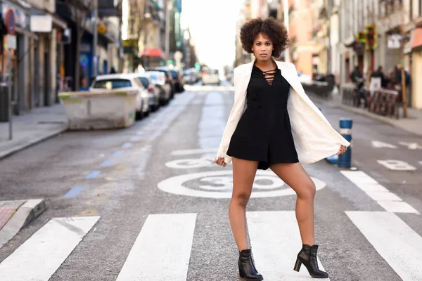 Joven mujer negra con peinado afro de pie en el fondo urbano — Foto de Stock