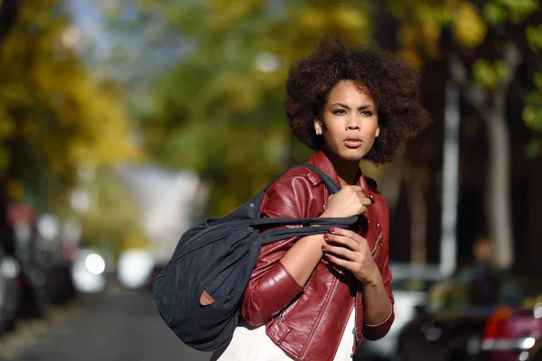 Giovane donna nera con acconciatura afro in piedi in backgrou urbano — Foto Stock