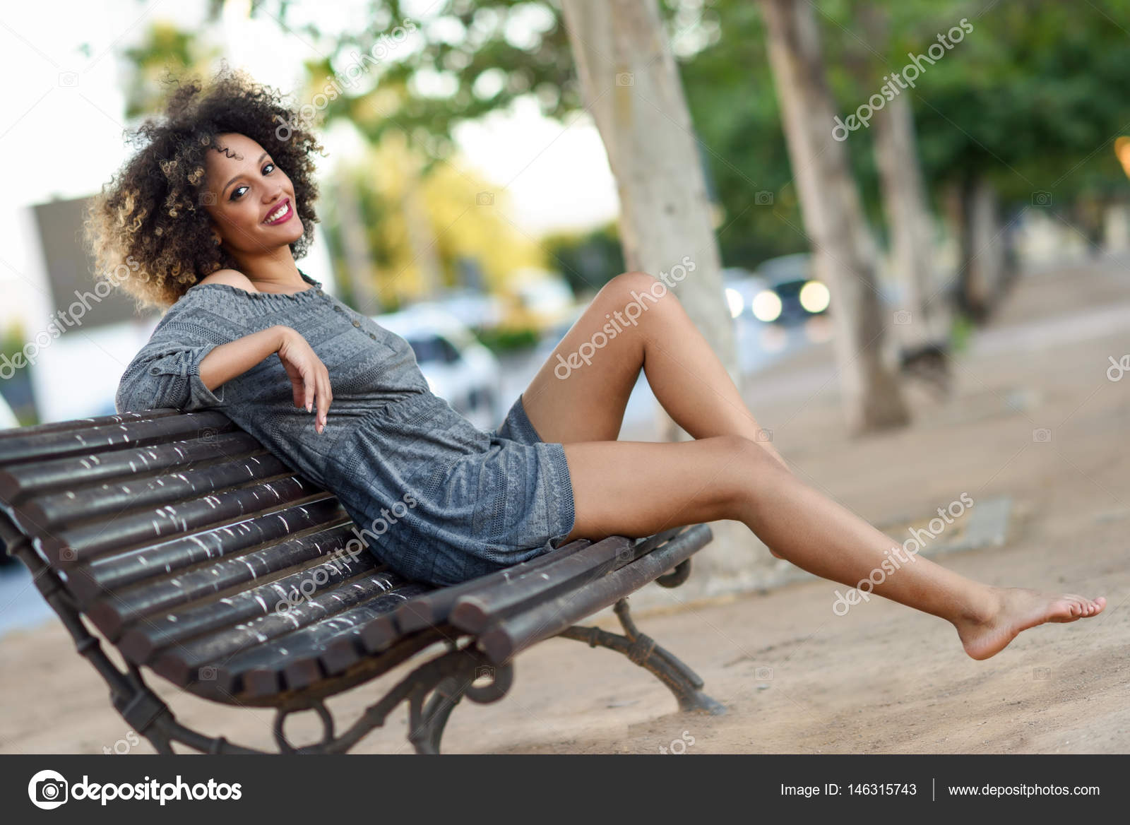 Molodye Chernye Zhenshina S Afro Pricheski Ulybayas V Gorodskih Backgroun Stokovoe Foto C Javiindy 146315743