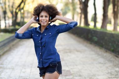 Kentsel backgrou afro saç modeli ayakta olan siyah kadın