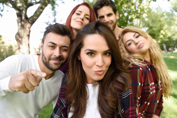 Gruppo di amici che scattano selfie in background urbano — Foto Stock