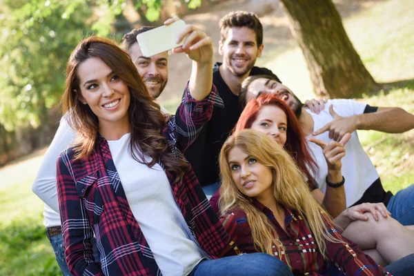 Groupe d'amis prenant selfie en fond urbain — Photo