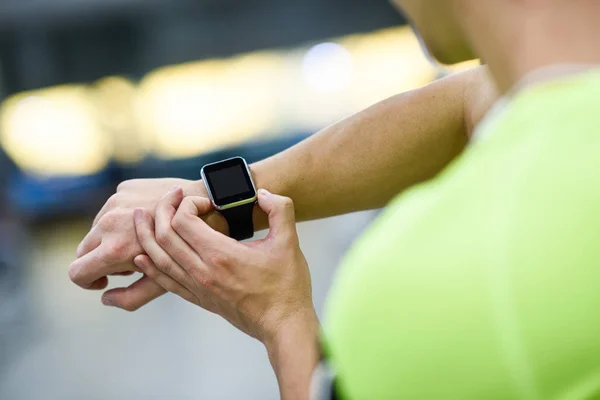 Young man using smartwatch at the gym — Stock Photo, Image