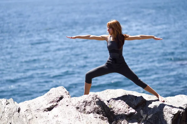 Genç kadın Beach yoga yaparken — Stok fotoğraf