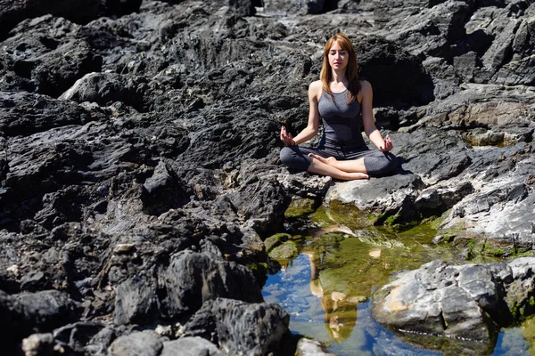 Joven hermosa mujer haciendo yoga en la naturaleza —  Fotos de Stock