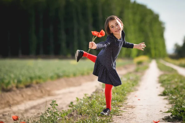 Menina caminhando no campo da natureza vestindo vestido bonito — Fotografia de Stock